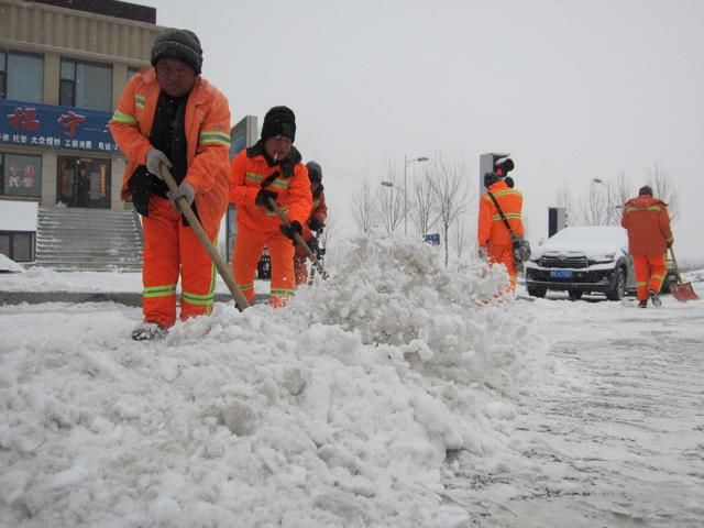 鸡西市迎来狗年首场大雪 环卫工人昼夜清雪保畅通