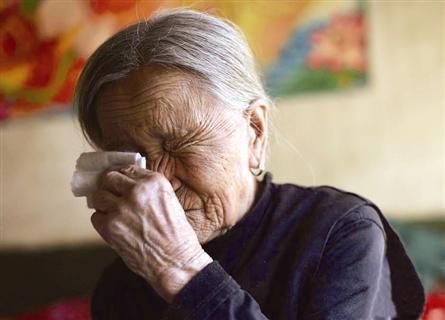 儿子嫌母亲穷酸，不让她参加婚礼，突然来一贵宾，让他瘫软在地