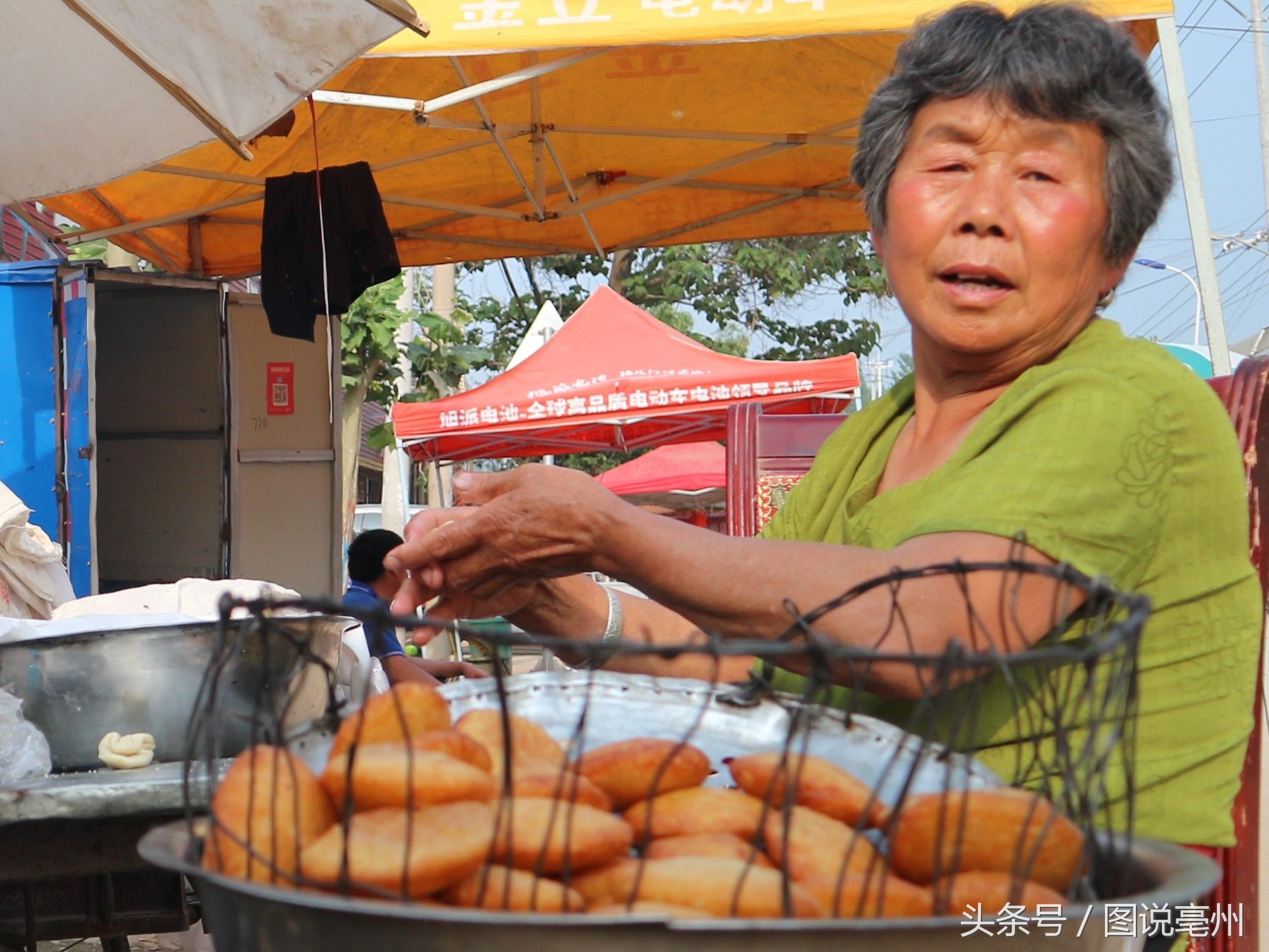 农村老人做不起眼的生意，一元钱一个，来晚的顾客买不到