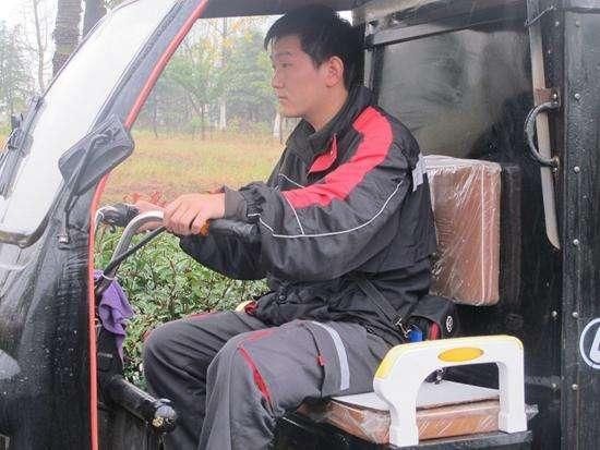 快递小哥救下家暴女孩 她以身相许 无奈拒绝 却