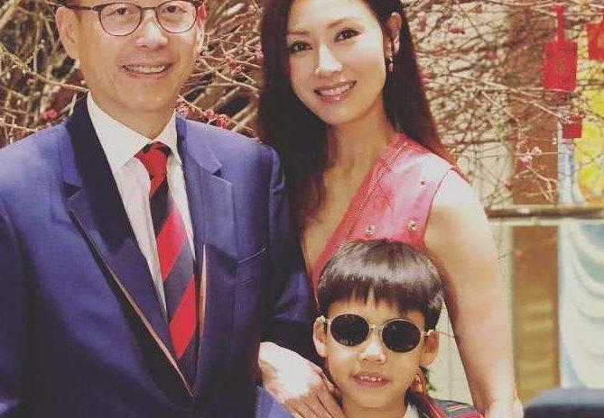 李嘉欣儿子长大了,懂事孝顺情商高,不愧是豪门