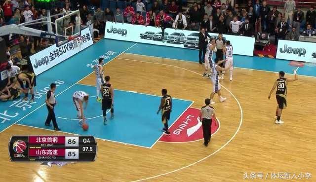 翟晓川完美盖帽却被吹成犯规,丁彦雨航两罚全