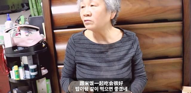 韩国80岁老婆婆爱上懒人火锅,年轻人都被辣哭,她却吃到停不下来