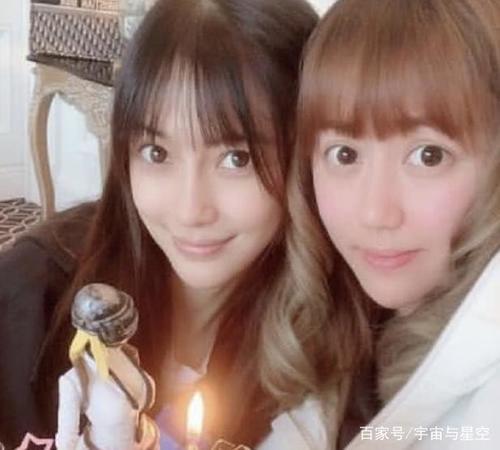 杨颖为闺蜜庆生,素颜上阵的她双手举V,非常可