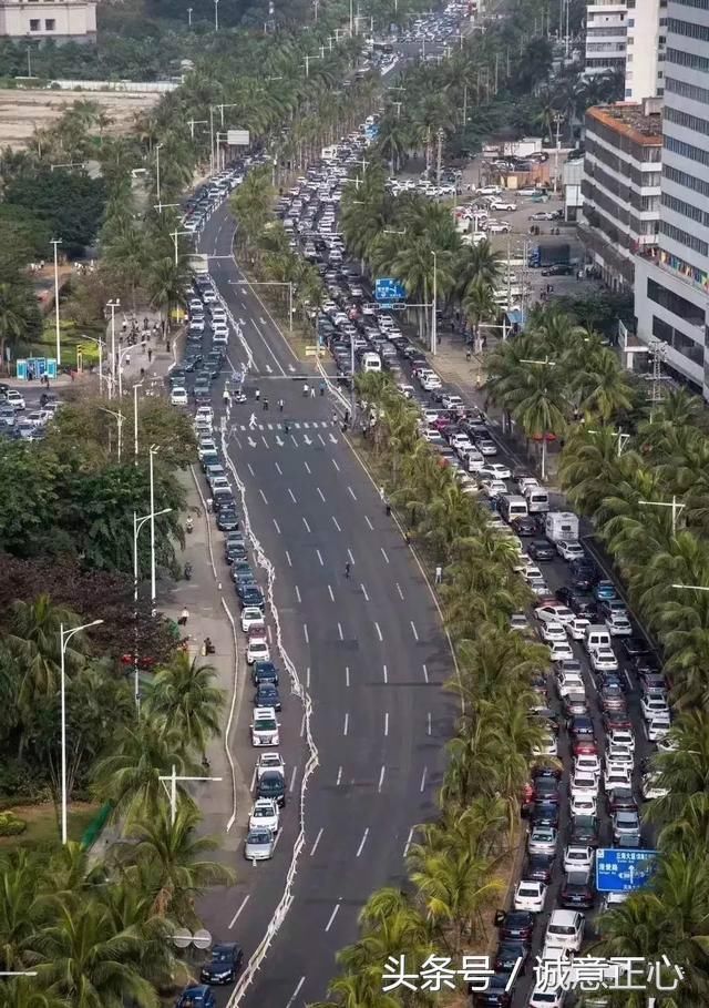 海口三大港口通航严重受影响,滞留的上万辆车辆扰民、鸣笛泄愤!