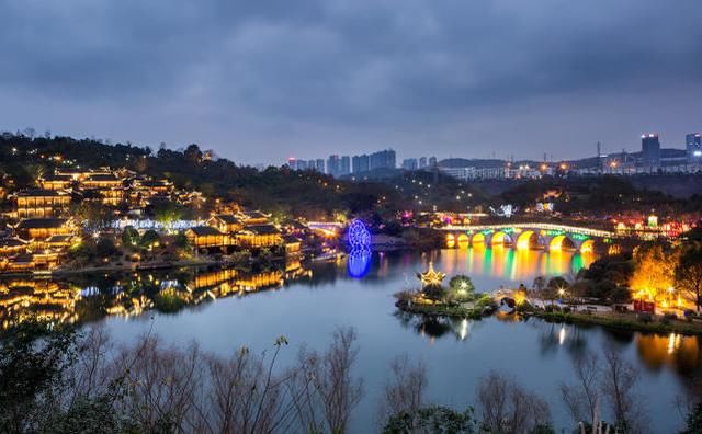 中国最爱吵的两座城市，同时晋级一线城市，谁也不服谁？