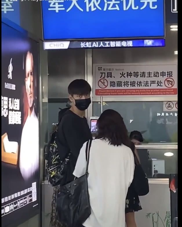 李现拍照脸直接怼到镜头上,看到他放大十倍的脸:是我不配拥有你 乐虎国际游戏网站