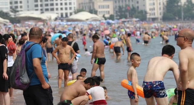 青岛:山东继续发布高温橙色预警 游客前往海水浴场避暑 百家乐真人