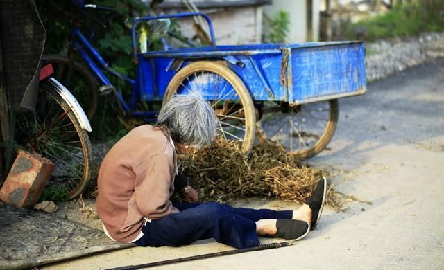 儿子不养老，七旬老人流落街头捡剩饭，女婿开着豪车来接她