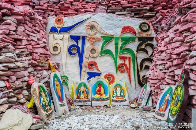 一人丢一块石头，结果成为世界最大的石堆，据说已达20亿