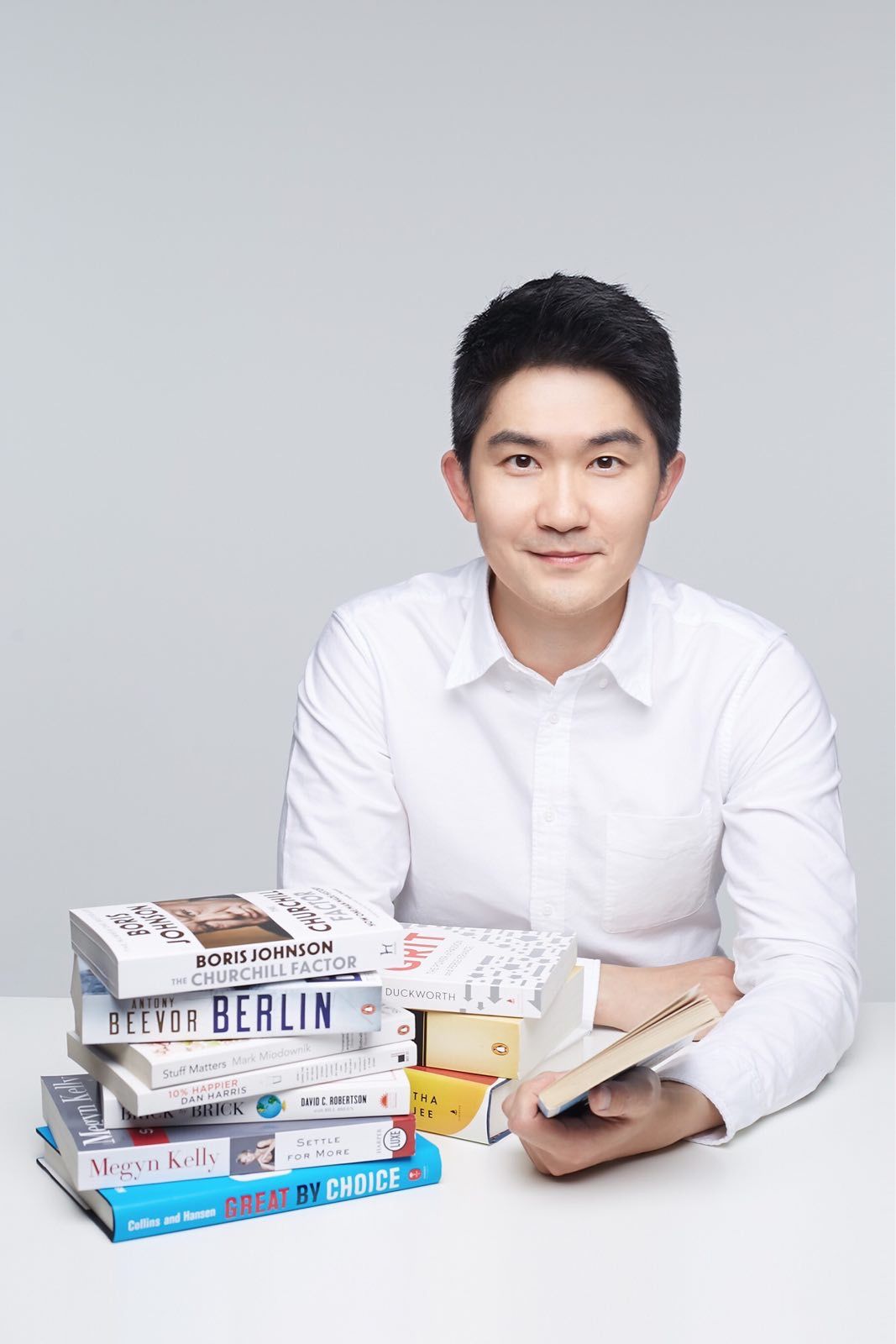 马云、巴菲特、格林斯潘谈笑风生,他把海外知