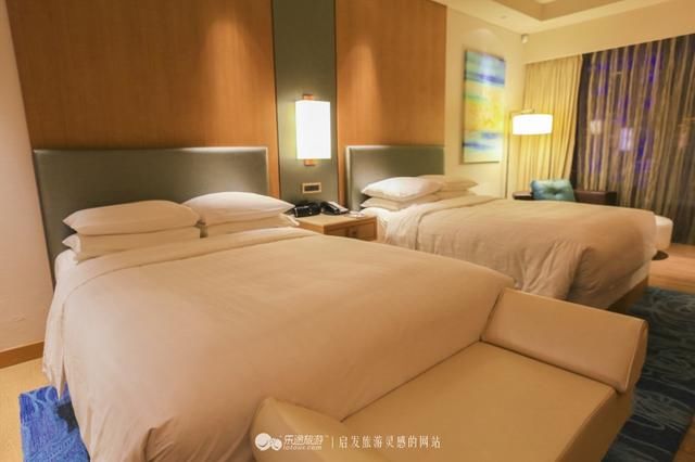 三亚山海天万豪，走出酒店便是海