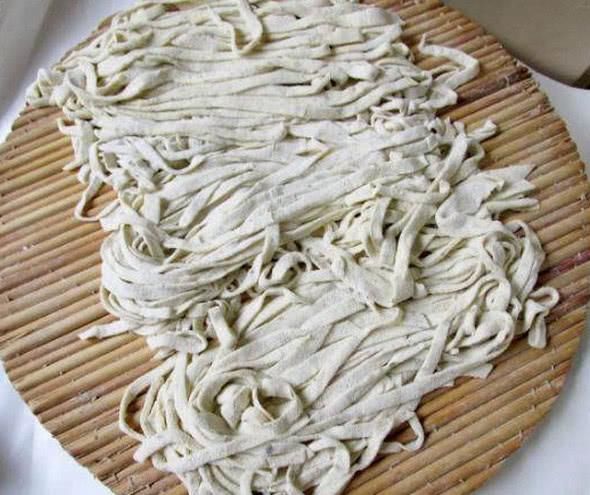 外面卖的面条为啥不会粘一起,原来他们做了这样“手脚”你看过吗