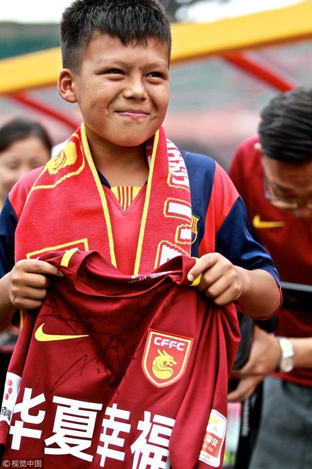 跟上国际足球潮流,中超球衣背后有球员名字了