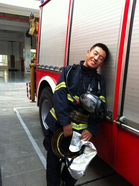 镜头下:雷锋式战士孙茂珲墓地,23岁去世,一个女