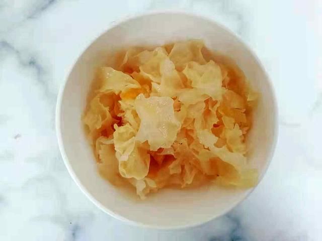 银耳莲子汤怎么熬好喝 t01237163fa97f83798.jpg