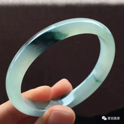 各个年龄段的人适合戴的手镯 t012379cc50a1ed02d4.jpg