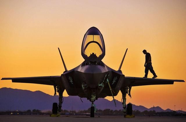 伊朗家门口露獠牙:美军F35展示全挂载能力,不