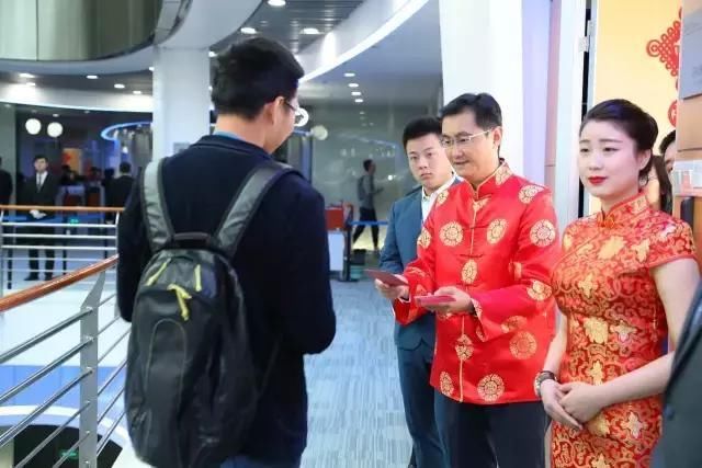初八，马化腾将在这里给数万人发红包，场面堪比春运！