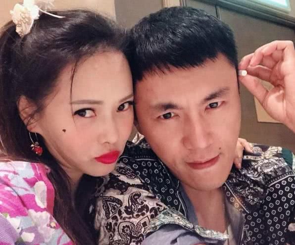 看了19岁伊能静的颜值，再看52岁的她后，不打针的脸过于真实