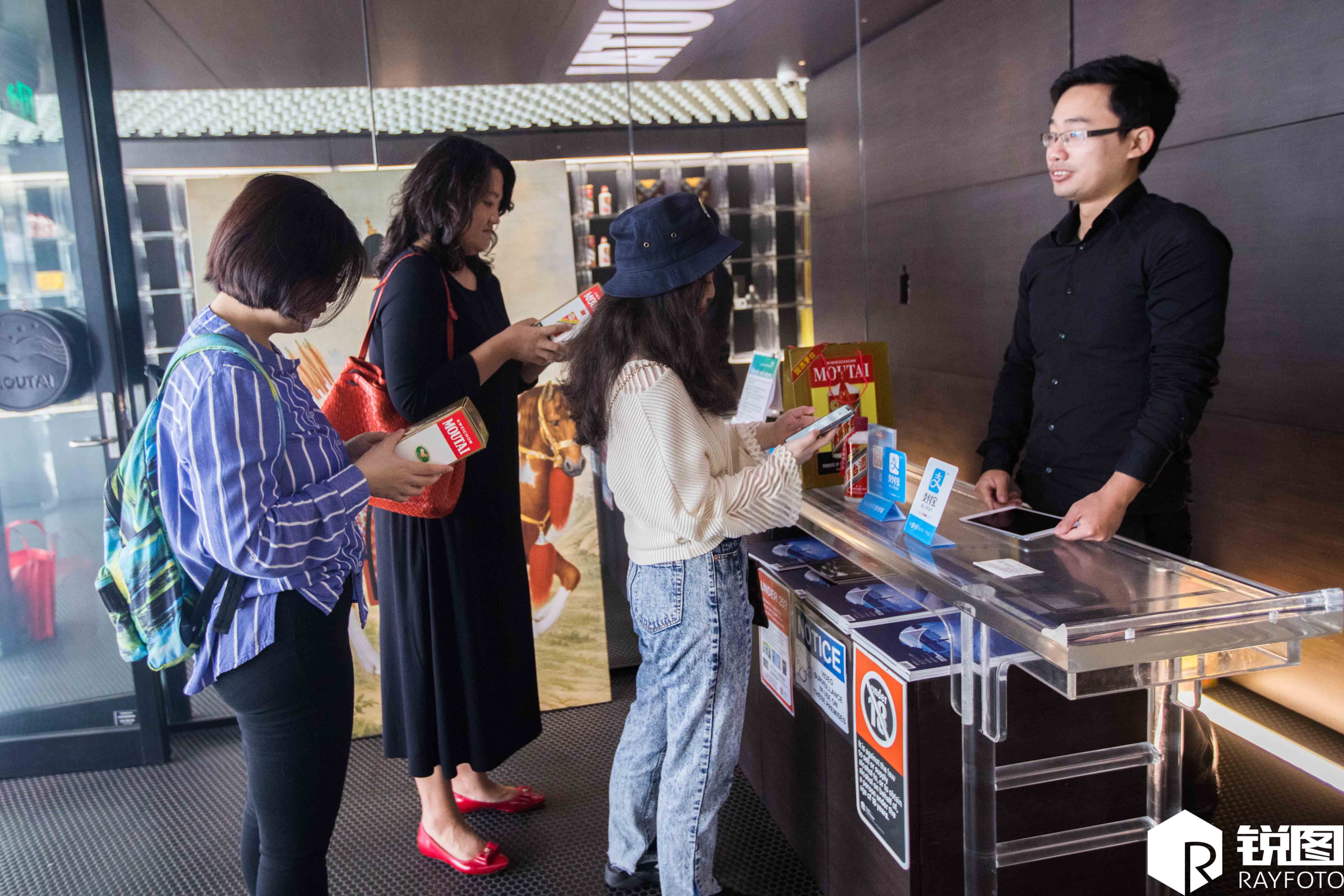 中国游客澳洲排队买茅台 机场免税店被买空