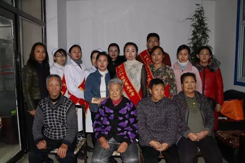 科尔沁社区党员志愿者到辖区敬老院开展志愿服