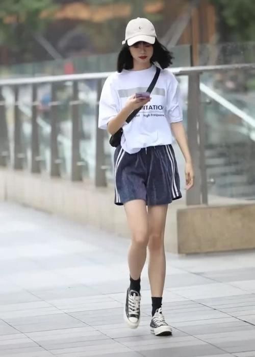 小姐姐身上穿了一件白色的短袖,小姐姐的大长腿插图(3) 小姐姐身上穿了一件白色的短袖,小姐姐的大长腿插图(3)
