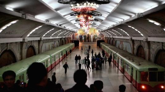 朝鲜: 带大檐帽的女人都很能干