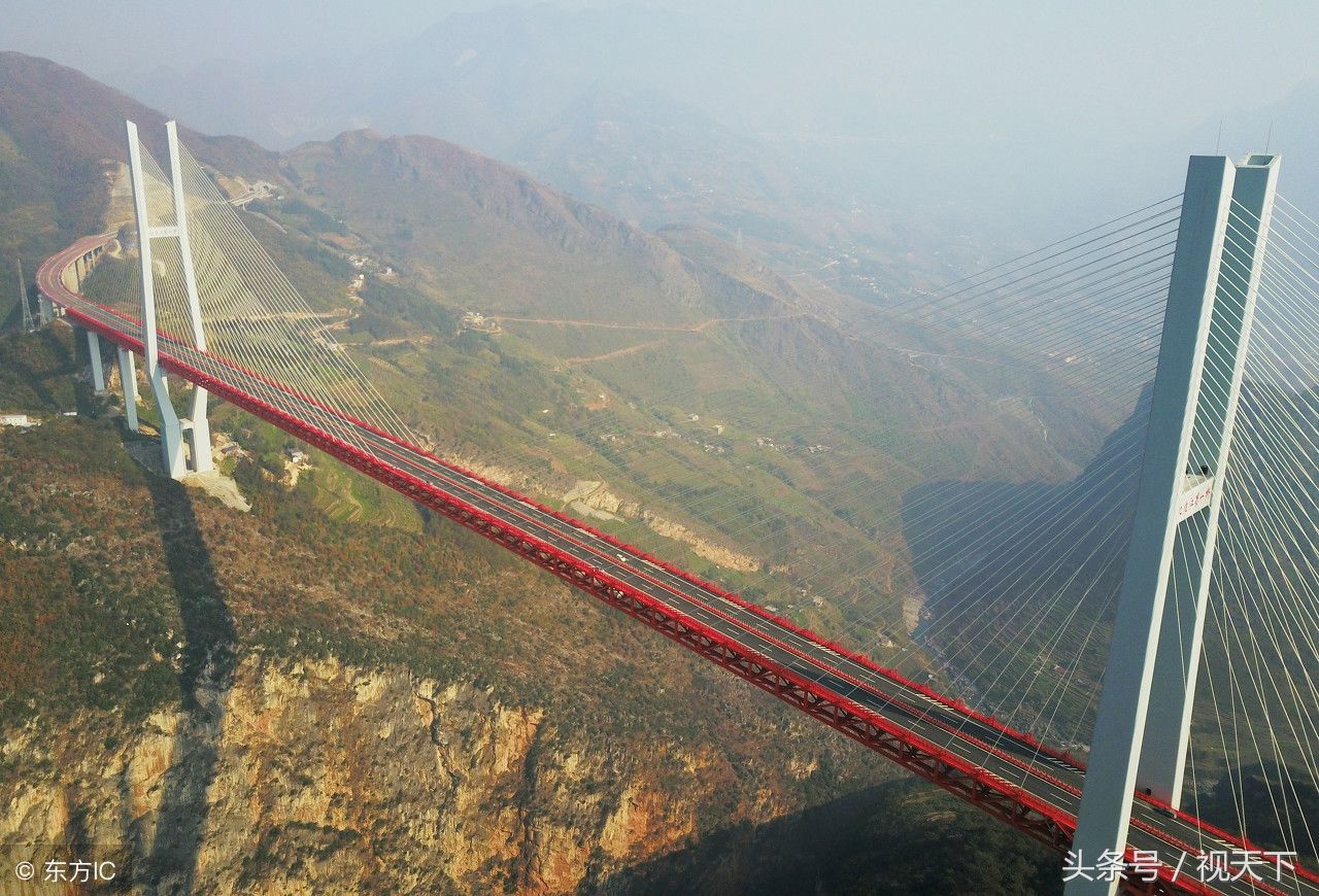 云贵两省通力建成云中大桥，垂直高度565米，高空看是薄薄纸片