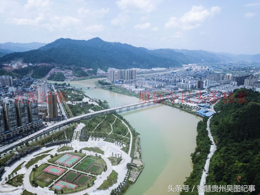 航拍发展中的贵州榕江县城，江水环绕如金盆玉水