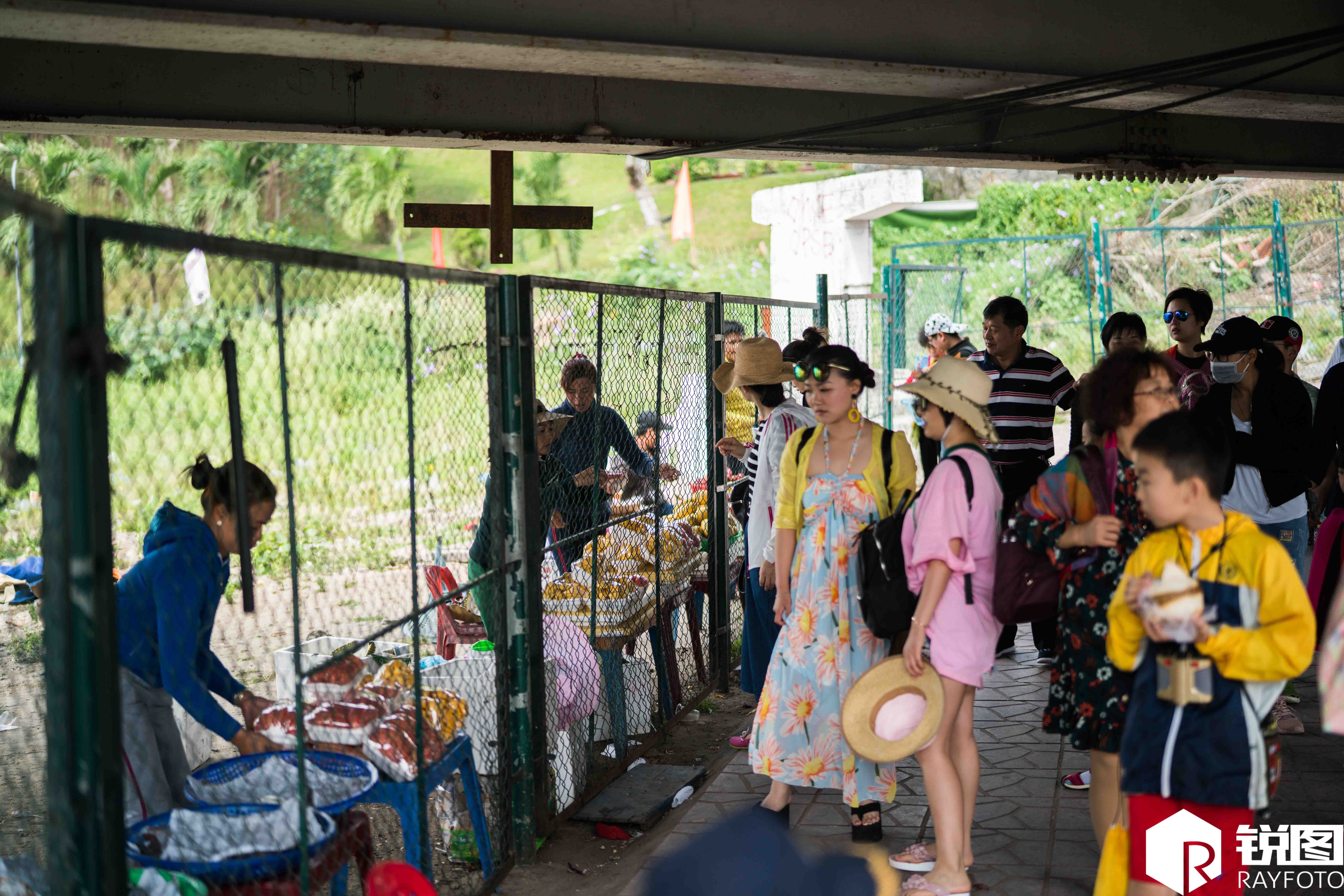 越南人真拼!隔着铁丝网卖水果 中国游客让他们