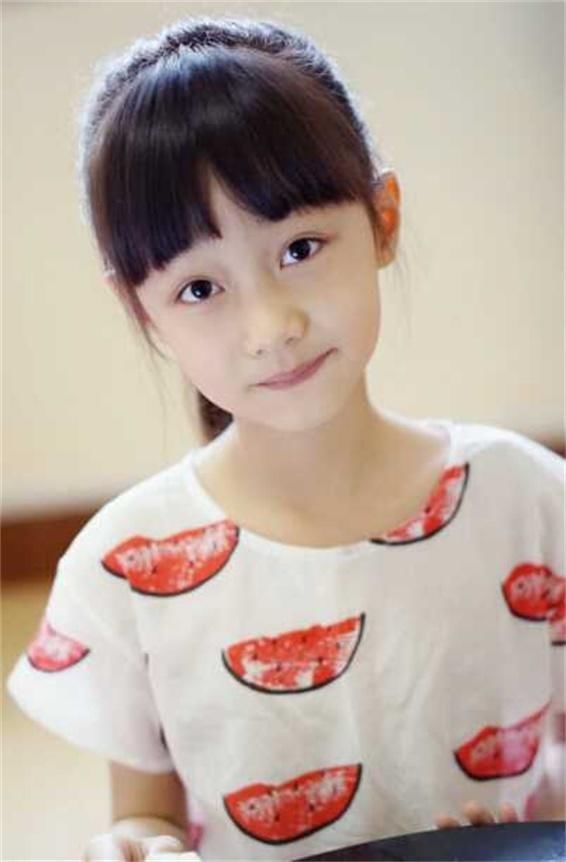她是赵薇的女儿,3岁成名演技不输佟大为,国庆