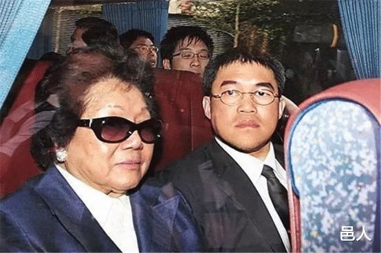 吕燕妮低调出殡，豪门原配的佼佼者，一生风光无限