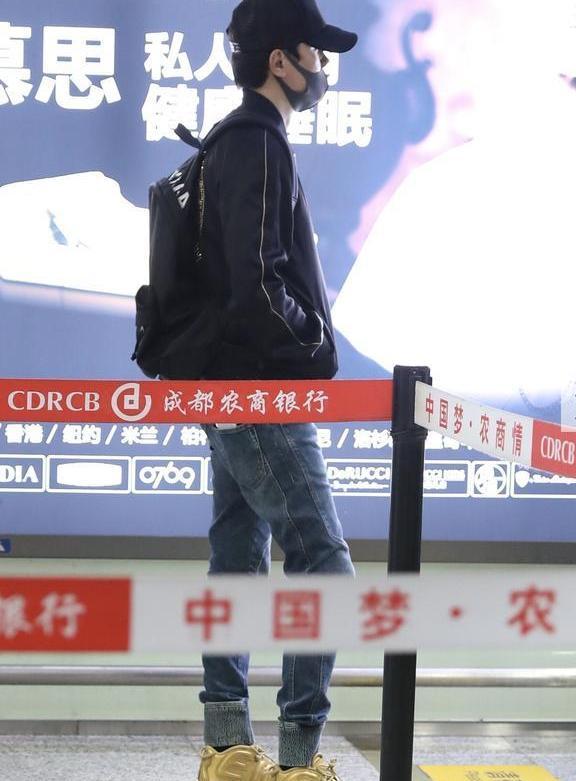 冯绍峰低调现身机场,身材清瘦显头大,赶回家照
