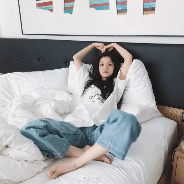 飞机场女生怎么样 t01249236a713fbf653.jpg