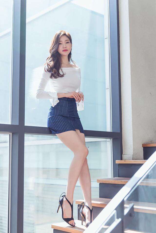 韩国国宝级美女朴正允美图，她拥有让众多女孩望尘莫及的大长腿!
