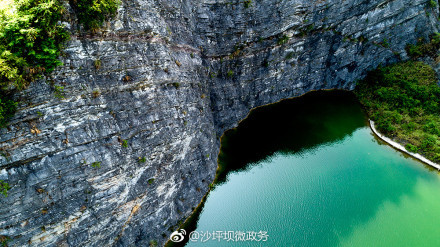 航拍不一样的湖泊美景 重庆沙坪坝废弃石坑的
