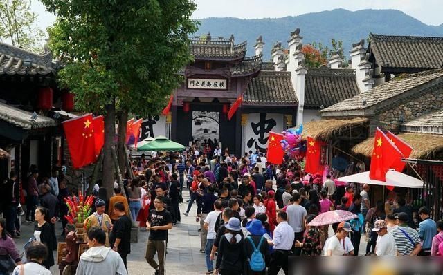刚参加完国庆晚会，就回到老家干农活，和村民一起下地动作超卖力