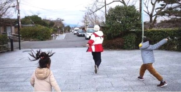 孙俪晒与两个孩子同框照,一家人玩得好开心,超