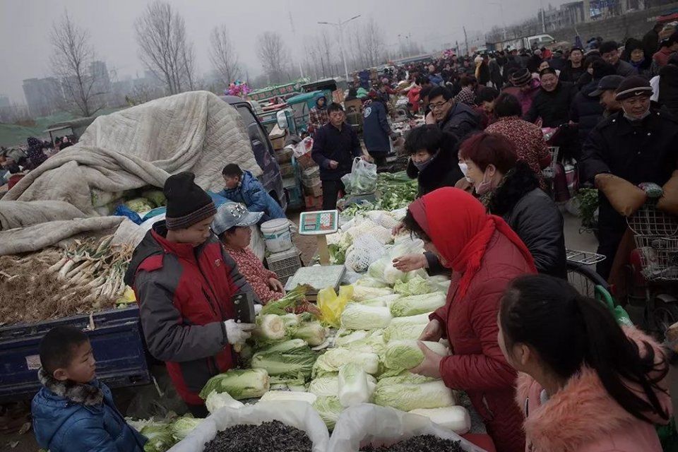 腊月二九 山东临沂万人露天集市:这样赶集才有过年的味!