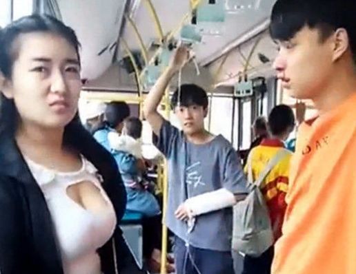 公交车上来一位大胸美女,小伙偷瞄一眼,接下来一幕他尴尬了