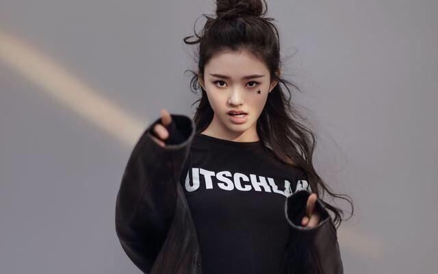 林允拍照显摆化妆品,细心网友却看出猫腻:解释