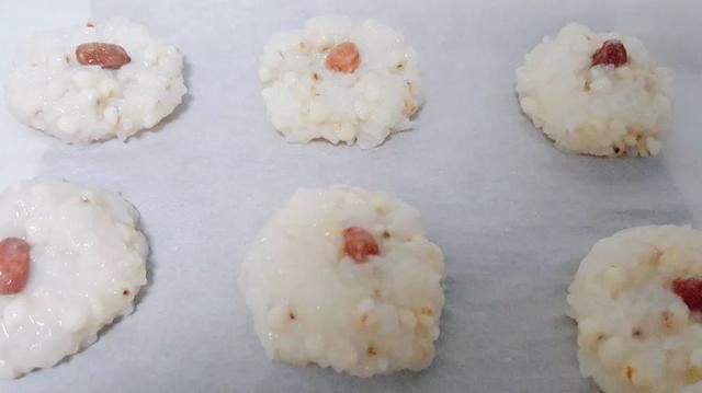 把隔夜粥做成烤饭团儿,咸甜味美,吃起来那叫一