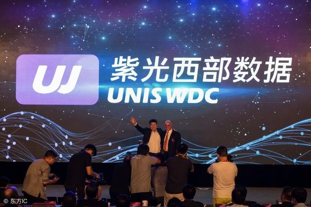 紫光国芯是紫光集团旗下半导体行业上市公司,专注于集成电路芯片设计开发领域,坚持稳健经营、持续创新、开放合作,是目前国内领先的集成电路芯片设计和系统集成解决方案供应商。 紫光国芯深耕集成电路相关领域多年,凭借持续的技术积累、市场拓展和精心构筑的产品质量体系,智能芯片、特种行业集成电路、存储器芯片、FPGA以及晶体等核心业务已形成业内领先的竞争优势,产品及应用遍及国内外,芯片年出货量约10亿颗。 紫光国芯的主要业务为集成电路芯片设计与销售,包括智能芯片产品和特种集成电路产品,经营范围 集成电路设计、开发、销