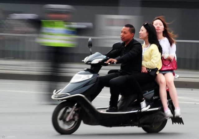 车开始严查:骑电动车上路,车上要有牌照驾驶员