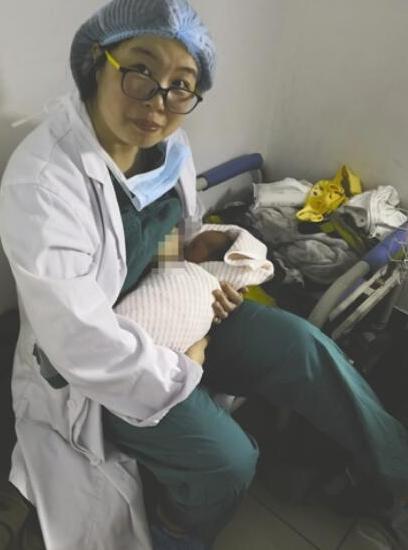 孕妇生产后没有奶水 主刀医生为婴儿哺乳