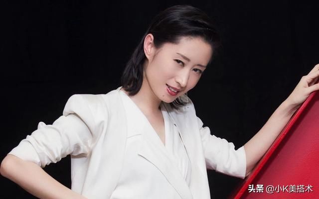 刘敏涛终于换新发型,烫了一款微卷披肩短发,43岁美得更出众 刘敏涛终于换新发型,烫了一款微卷披肩短发,43岁美得更出众