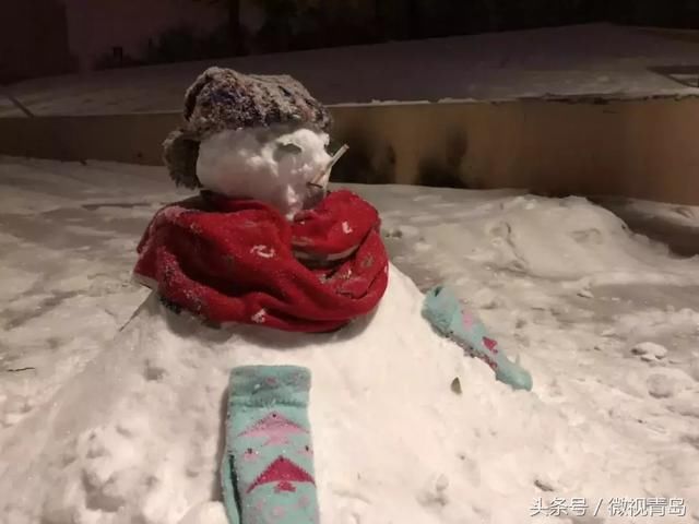 12℃+突降“暴”雪的夜晚，青岛那些不着急回家的人……致敬！