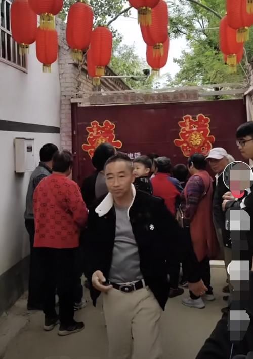 大衣哥朱之文儿子结婚，老家被围水泄不通，儿子敬酒略显不懂礼数