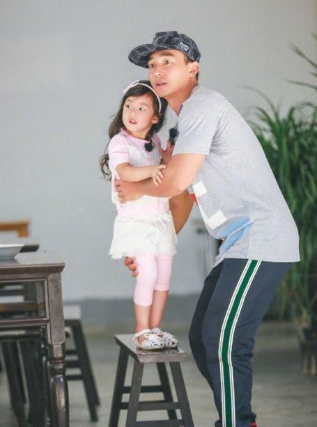 刘畊宏为什么一直抱着小泡芙? 刘畊宏妻子一张